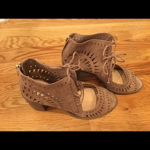 Vincent Camuto Tarita Cut-Out Lace Sandals (8.5)