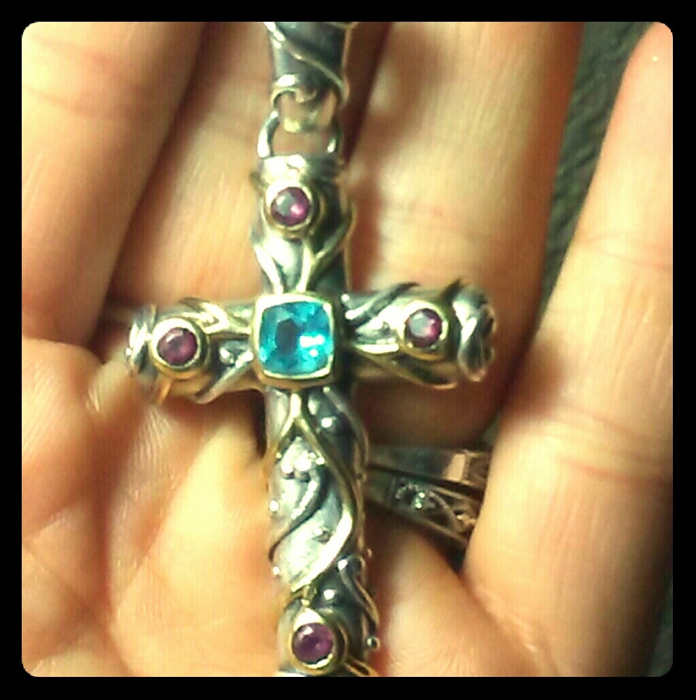 Vintage cross pendent 😍