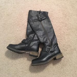 Flat Boots in Black
