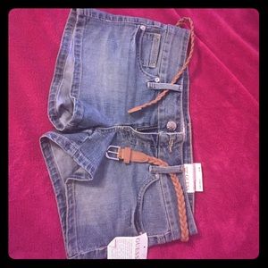 BRAND NEW! Never worn Guess shorts w/ tan belt