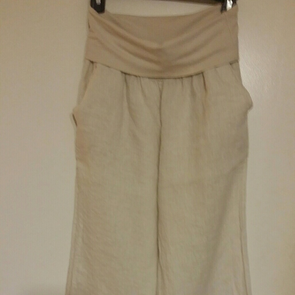 Fine pant. Very comfortable. Beige. Good condition