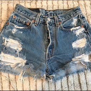 LEVI'S - distressed jean shorts