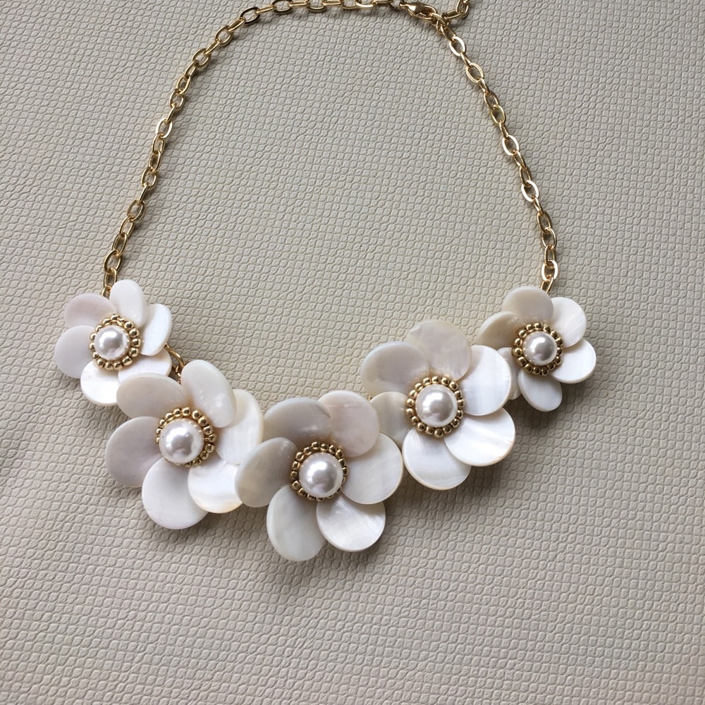 Pearl flower necklace