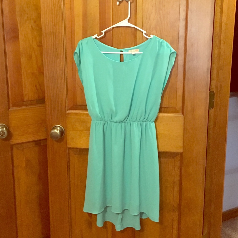 Adorable teal dress!