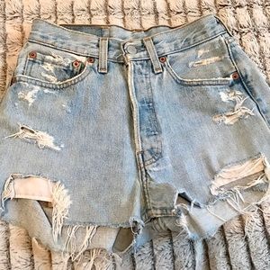 LEVI'S - distressed jean shorts