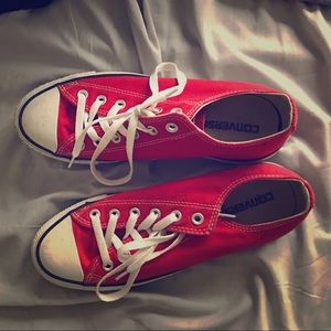 Red converse.