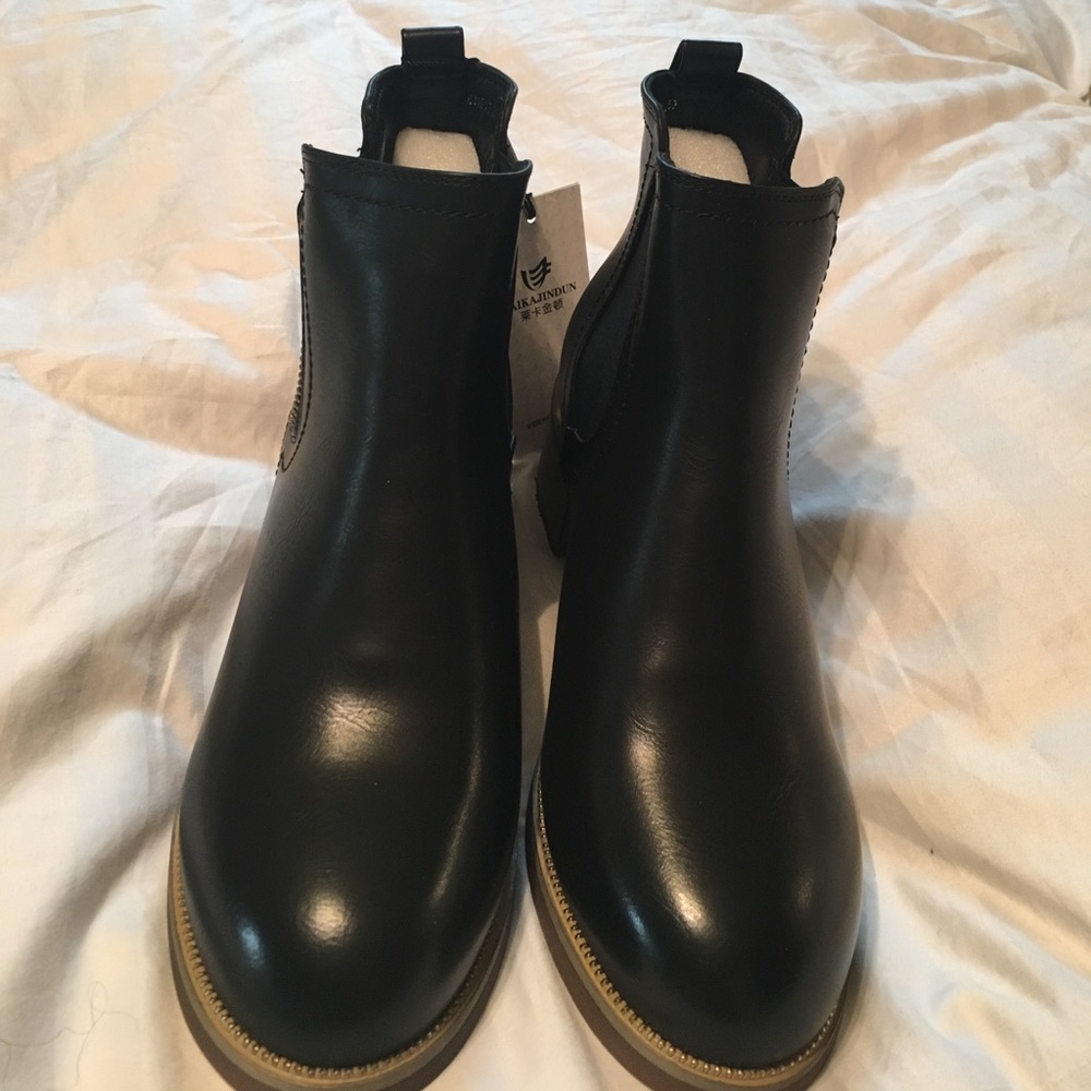 BNWT NEVER WORN black ankle leather boots