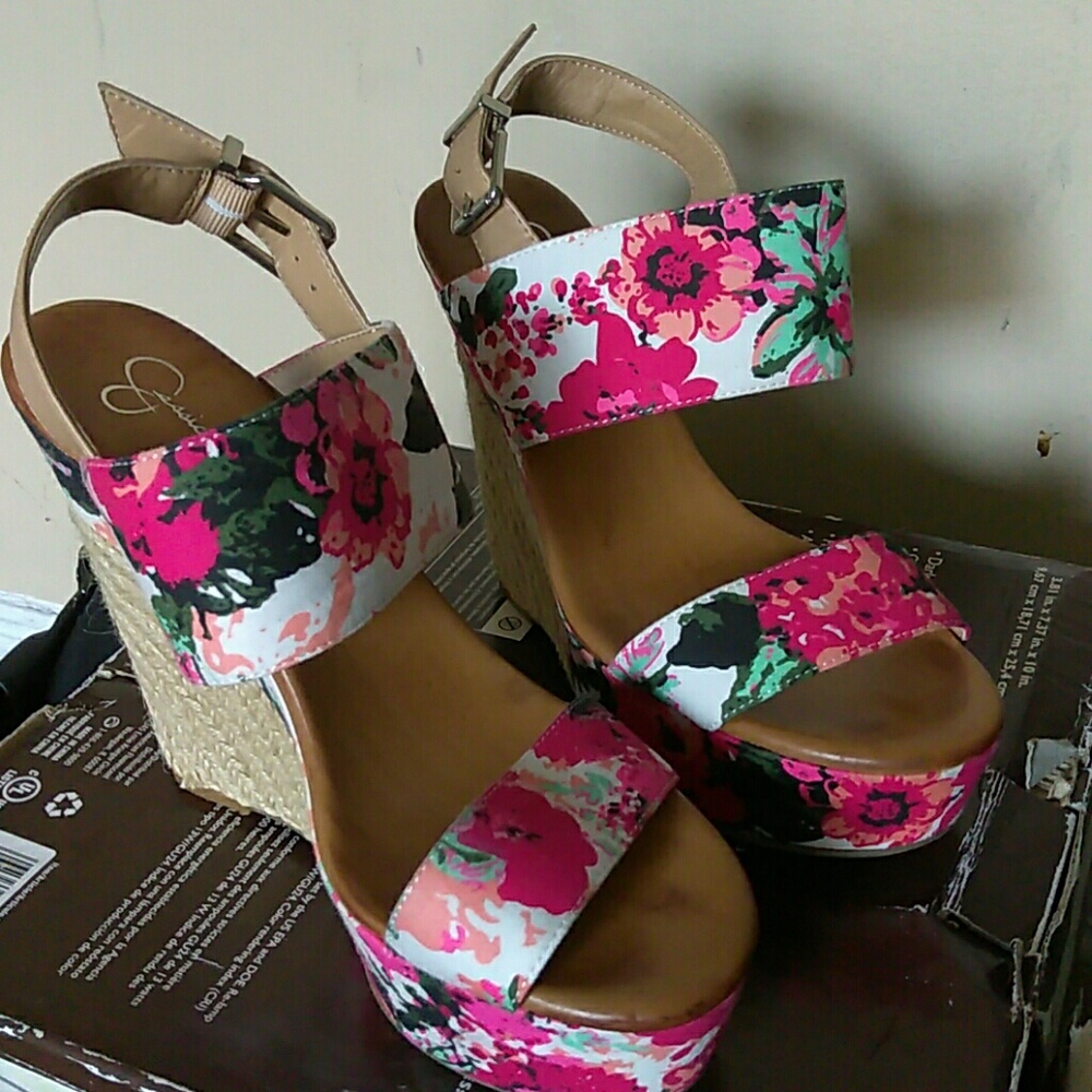 Very nice flowal wedges