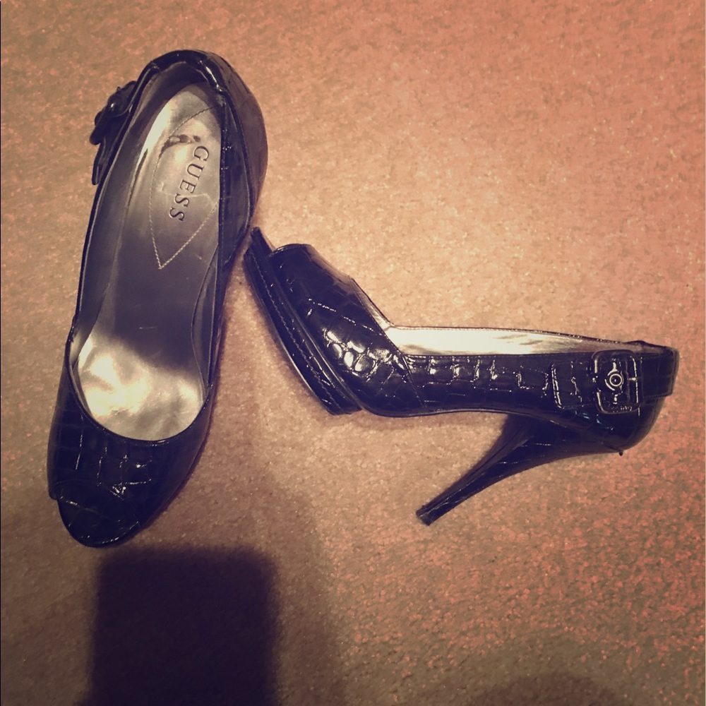 Guess ladies patent leather peep toe