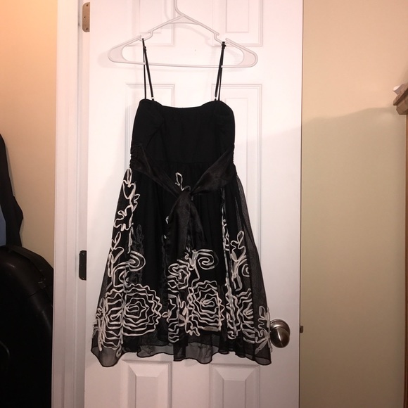 BLACK DRESS - Picture 2 of 3