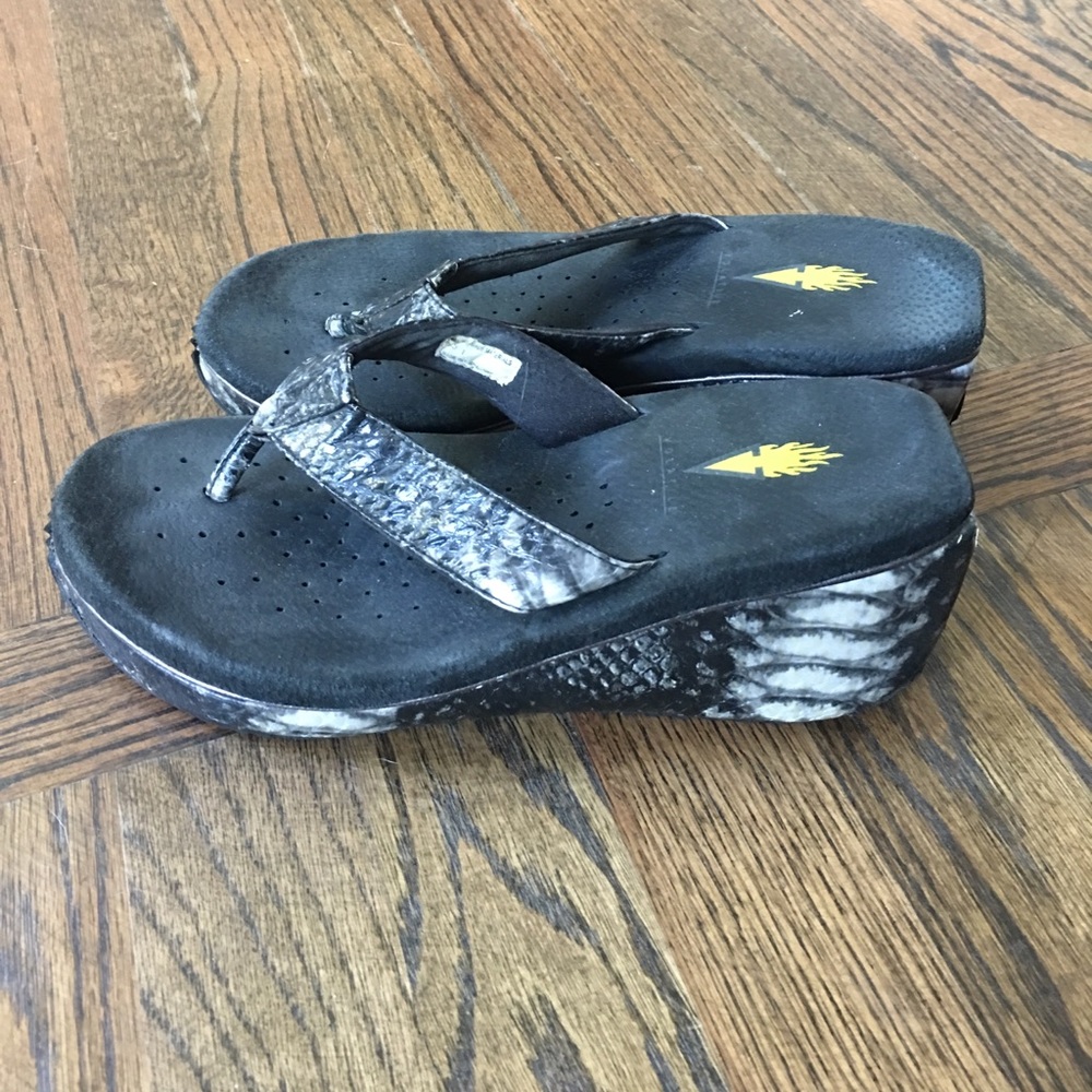 Volatile wedge flip flop