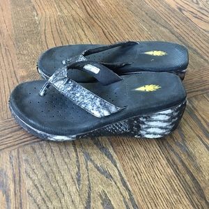 Volatile wedge flip flop