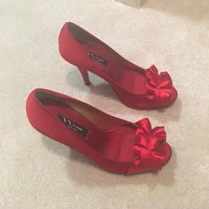 PRICE REDUCED!!!!  Nina red pumps, size 8