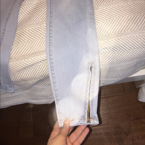 Lucky brand lightwash jeans - Picture 2 of 3