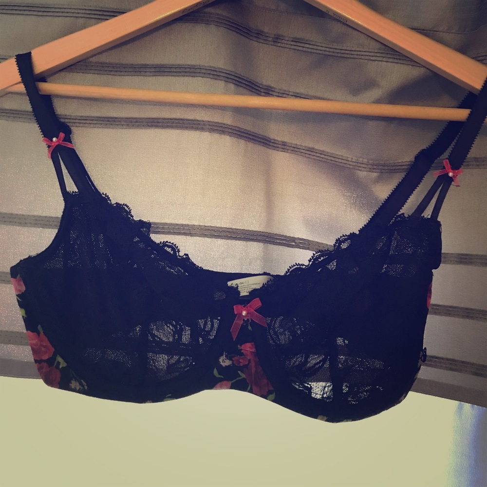 PRICE DROP!!!!🌺34DD Victoria's Secret bra