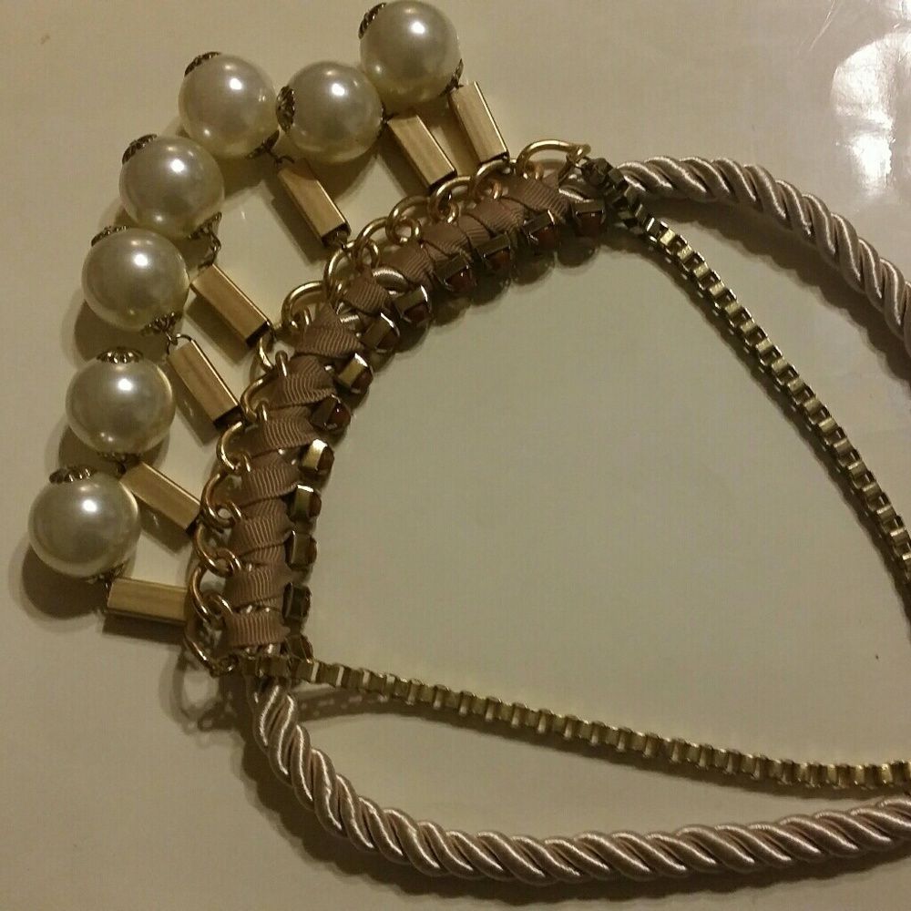 Super elegant neckless beige  pearl golden