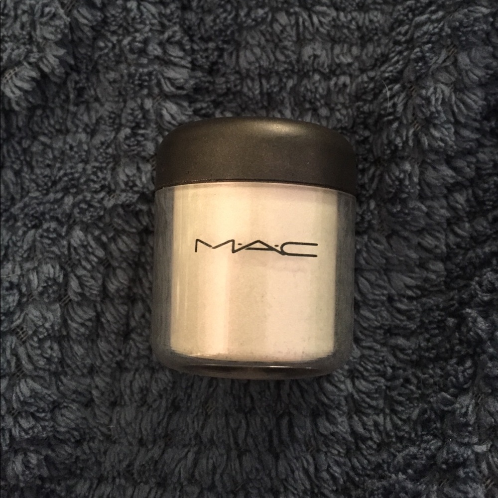 MAC pigment in Pink Opal