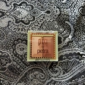 Pixi by Petra Apricot glow duo eyeshadow