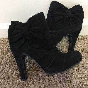Black boots with bows!