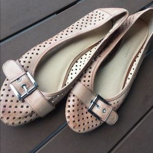 Lattice cut buckle flats