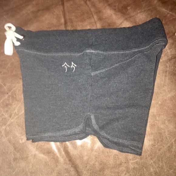 Looking for green apple bamboo yoga shorts - Picture 2 of 4