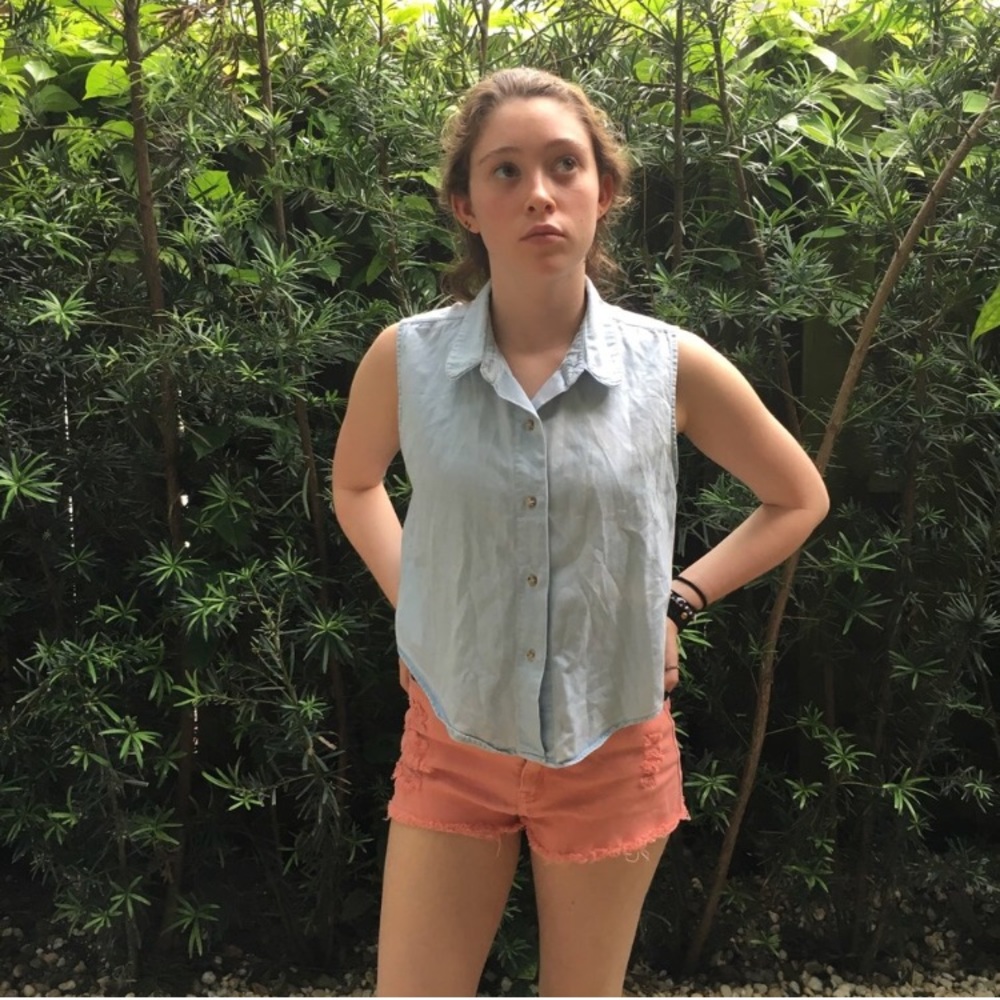 American apparel sleeveless denim button down! 🦄