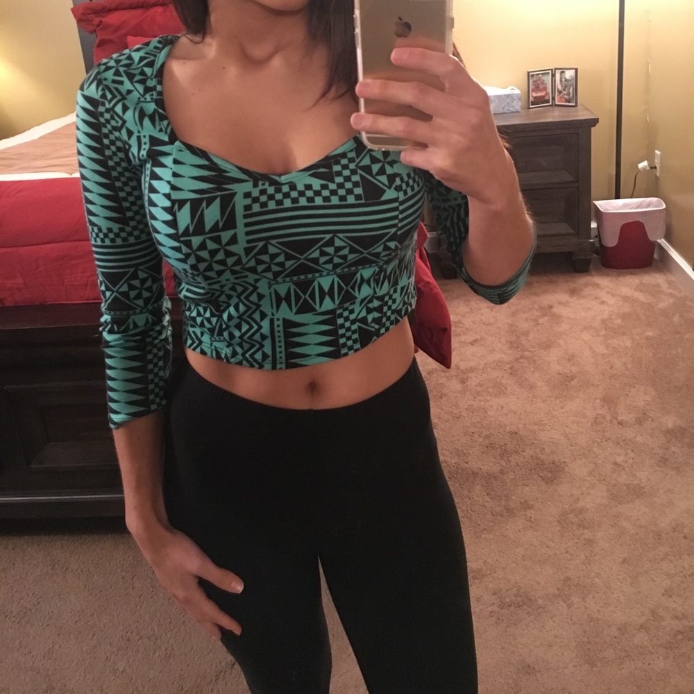 Black/Teal Geometric Quartersleeve Crop Top