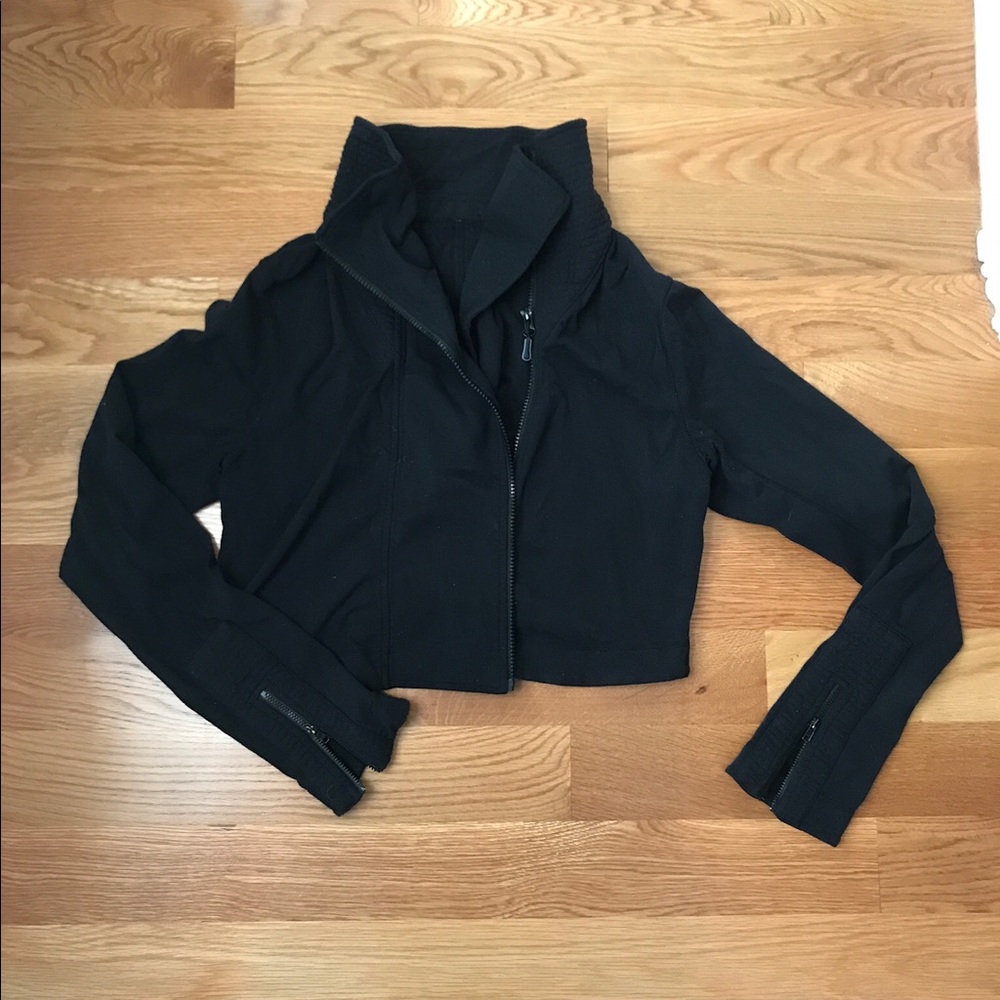 LULULEMON Cropped Zip Up in BLACK