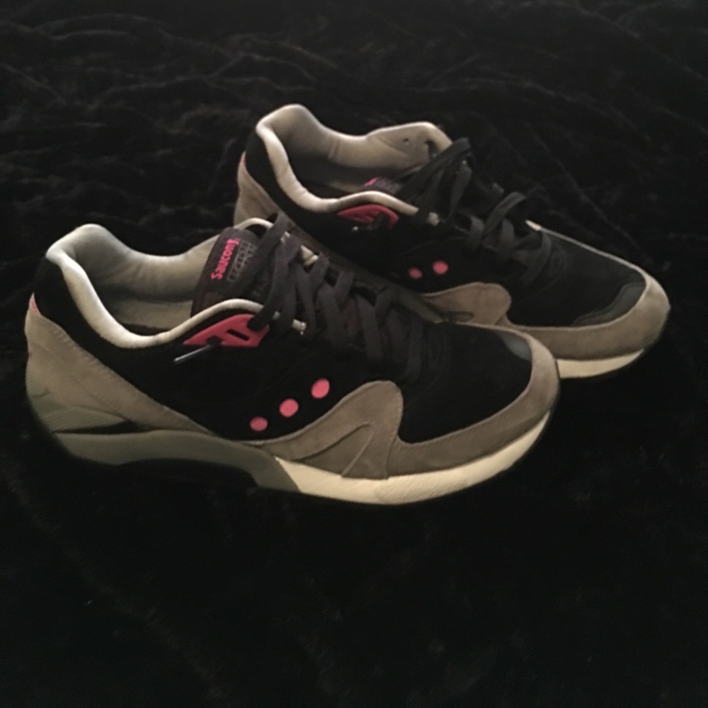 (LIMITED EDITION) black and pink SAUCONY