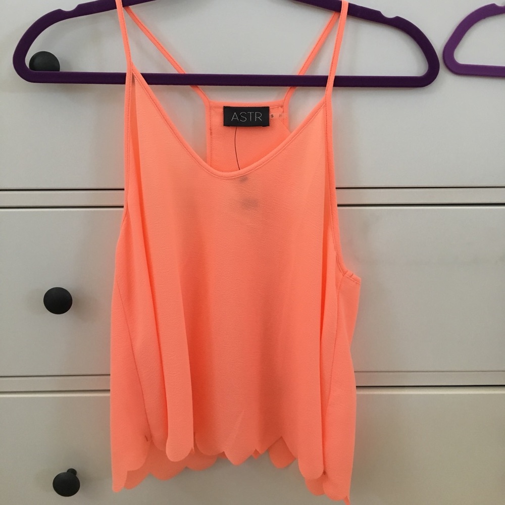 NWT ASTR coral scalloped tank top