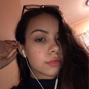 Meet your Posher, Cassandra