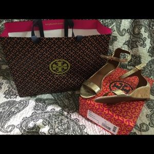 BNIB Tory Burch Gold Savannah Wedge Sandal Sz 8