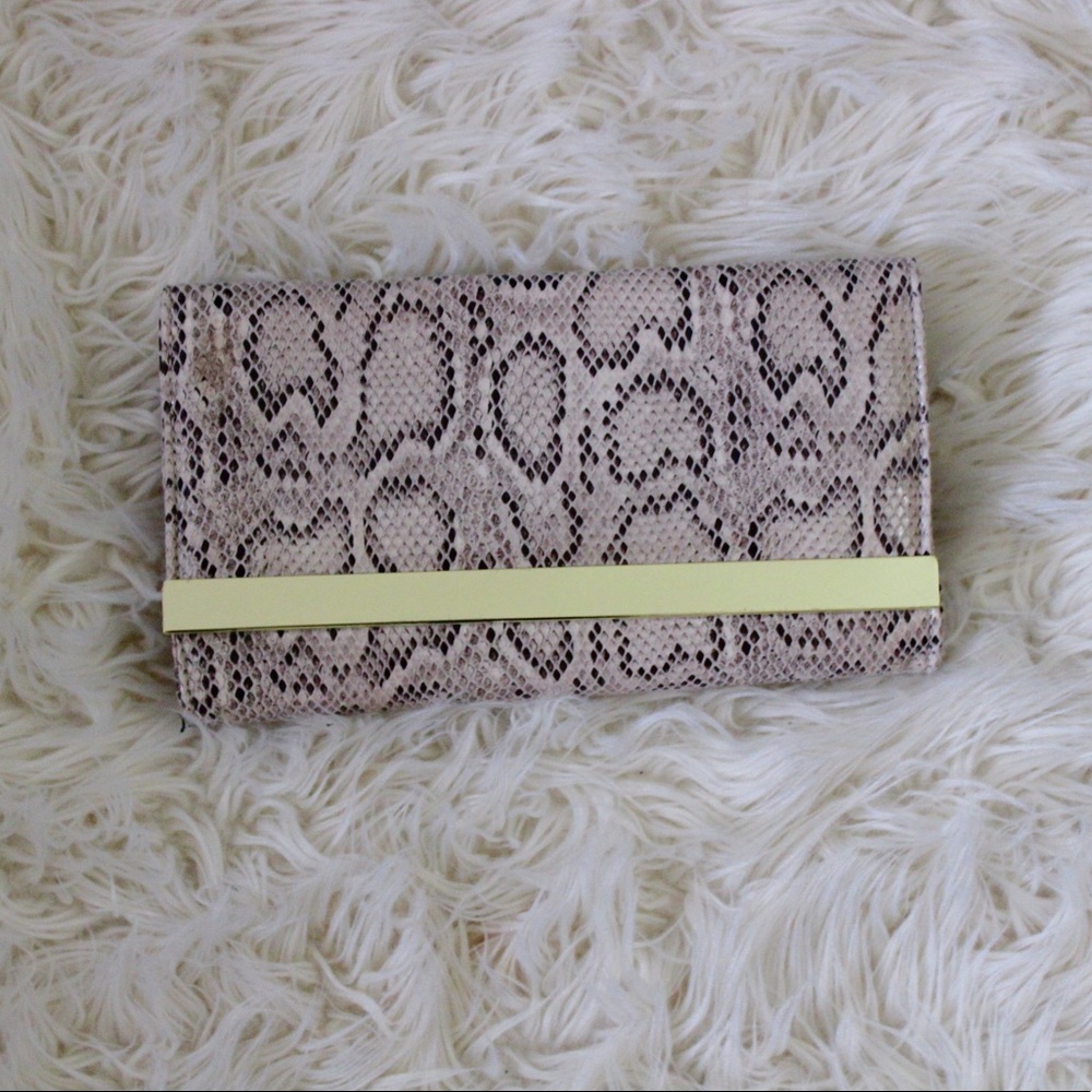 Steve Madden clutch!🌹