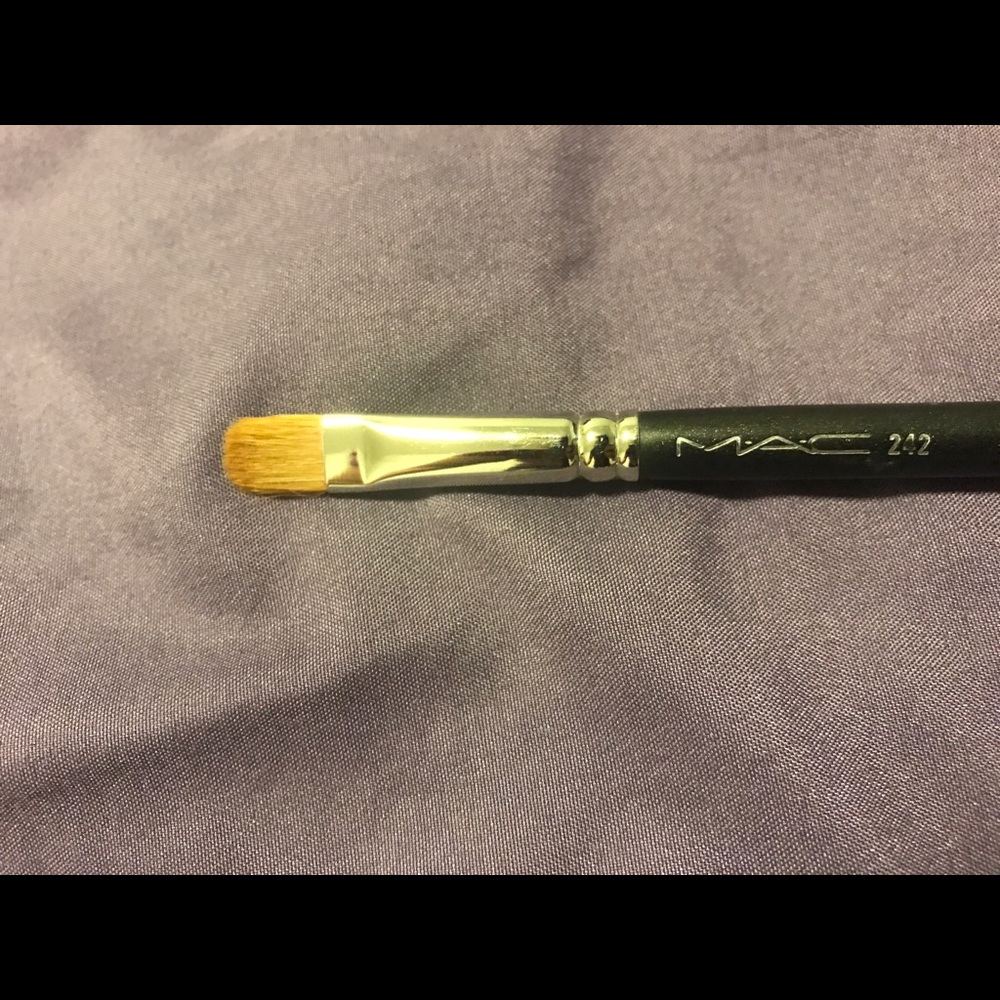 MAC brush 242 SOLD