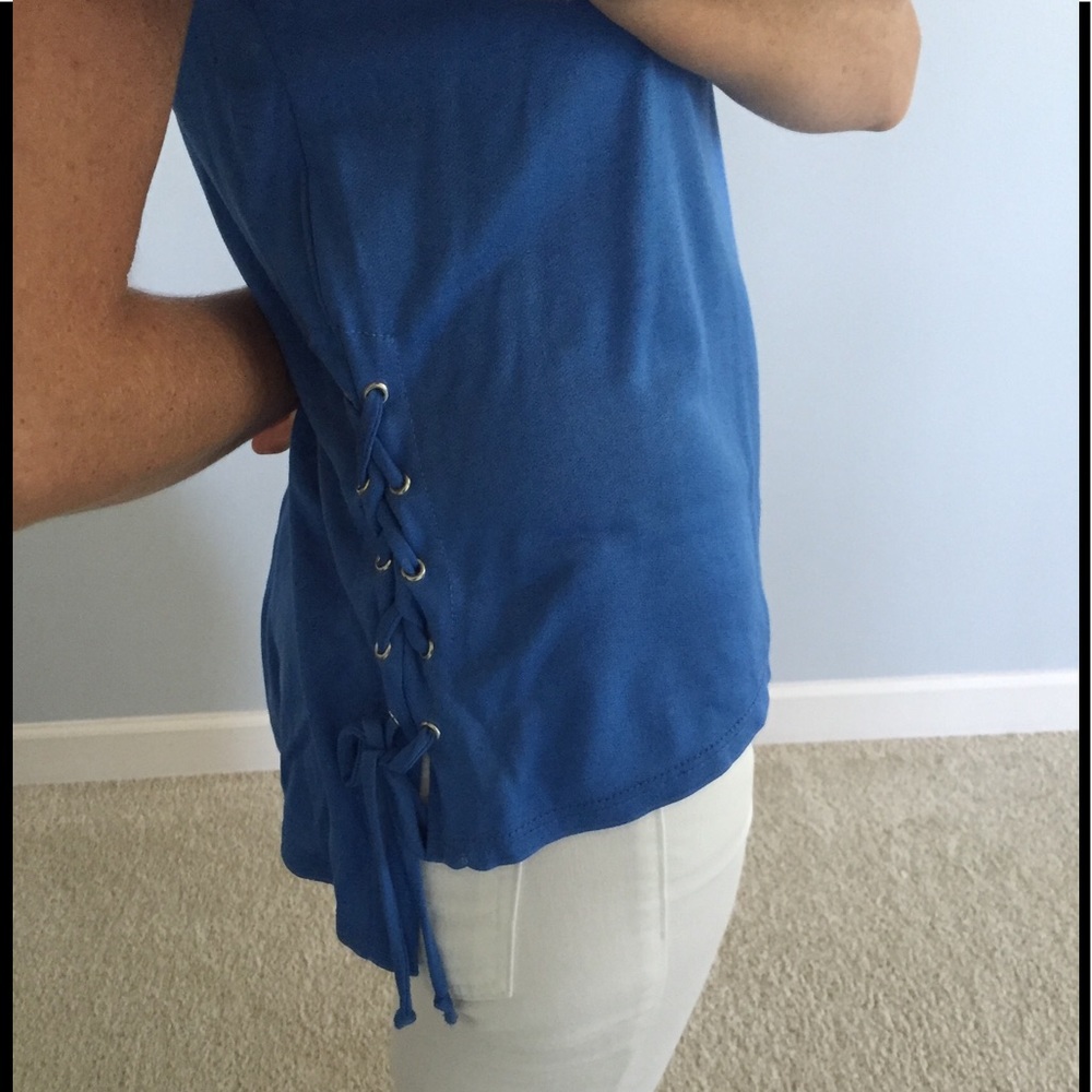 ♥️1 SM LEFT♥️Short Sleeve Top with Side Lace Up - Picture 4 of 6