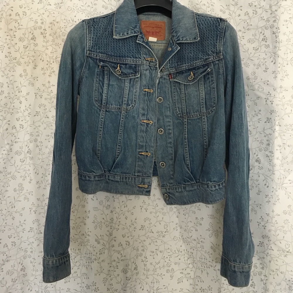 Cropped Levi's denim jacket with elbow patches