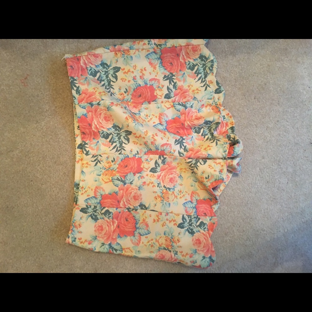 Floral scallop trim Lush shorts