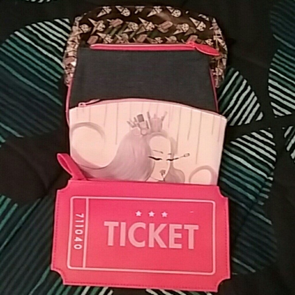 Lot of 4 make up bags new Ipsy