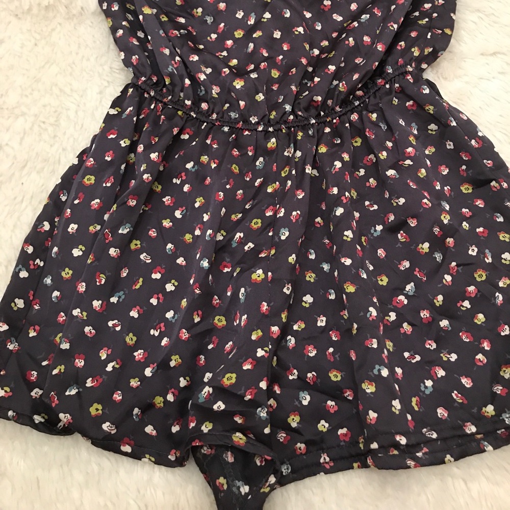 Timing Ruffle Sleeveless Romper - Picture 3 of 4
