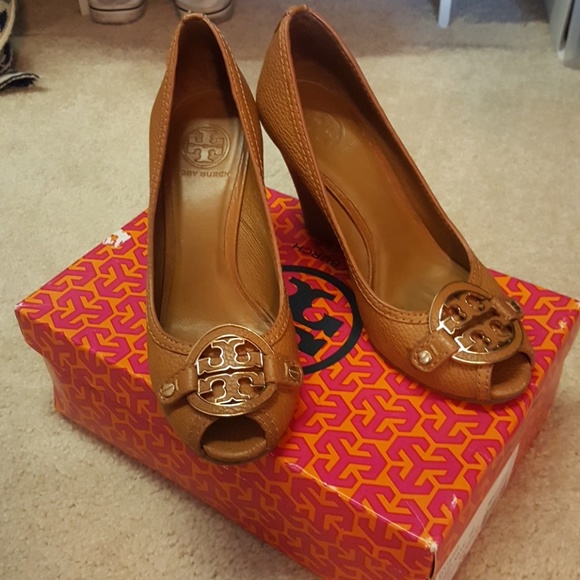 tory burch amanda wedge