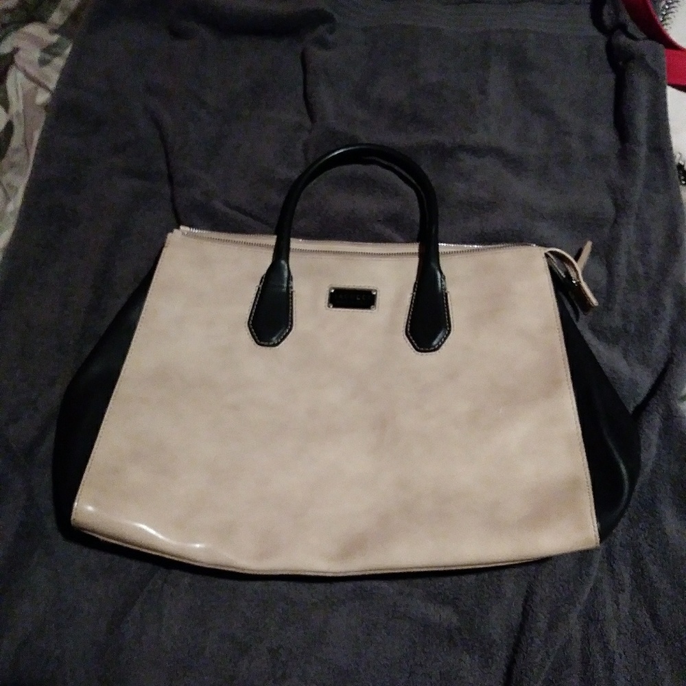 Large tan shoulder bag.