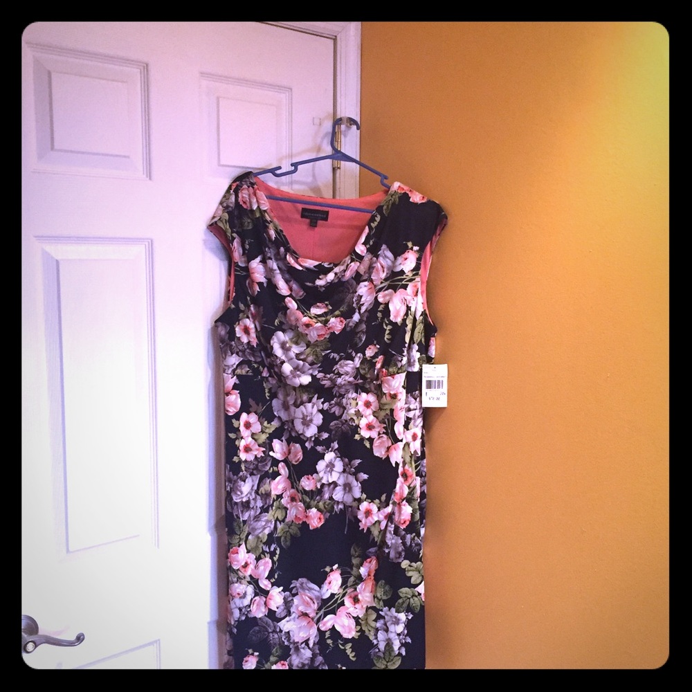 Flower pattern dress...black, white and peach