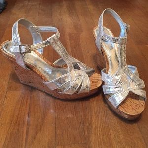 Gianni Bini silver cork wedges size 9