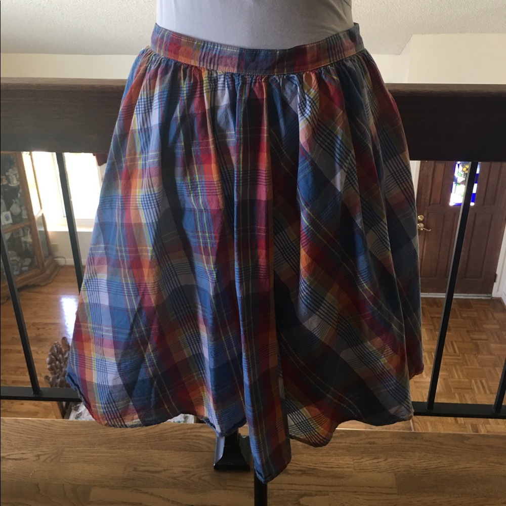 Midcloth lined skirt.
