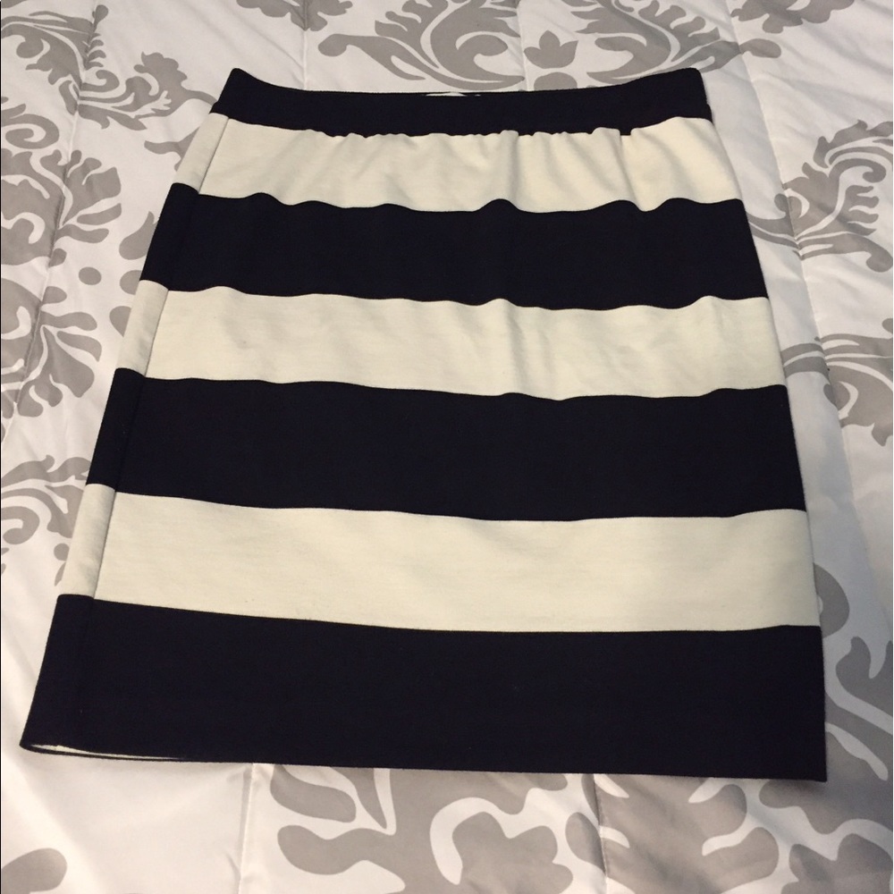 Elle black & white striped skirt. EUC. M.