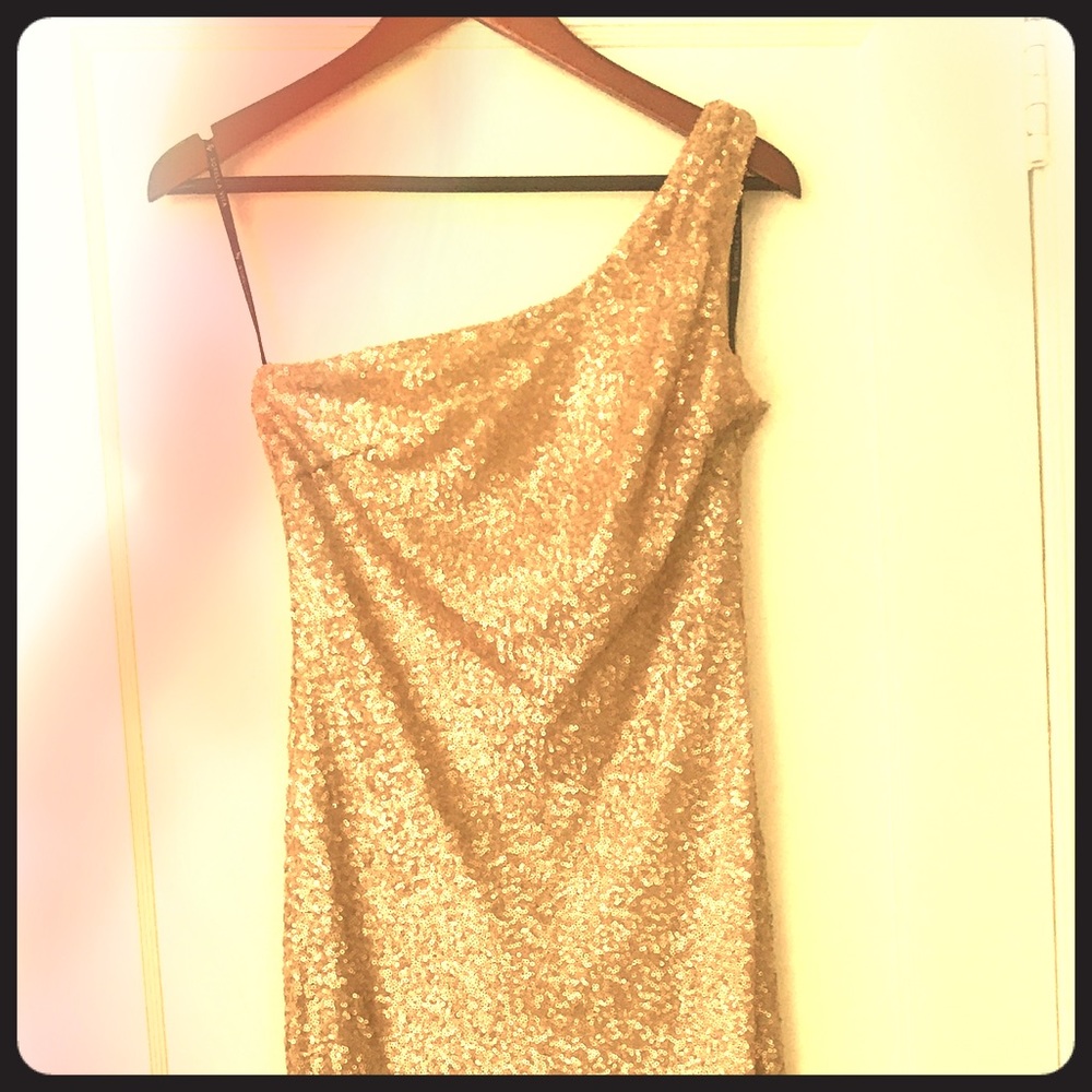 One-shoulder sequin gown