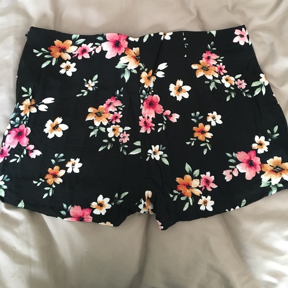 Floral high waisted shorts - Picture 4 of 4