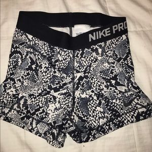 Snakeskin look Nike pros