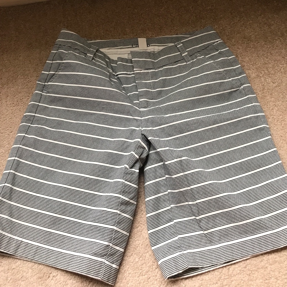Carlson b/w stripe Bermuda shorts
