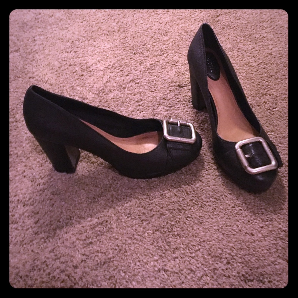 ⚡️flash sale ⚡️ Black buckle fossil heels